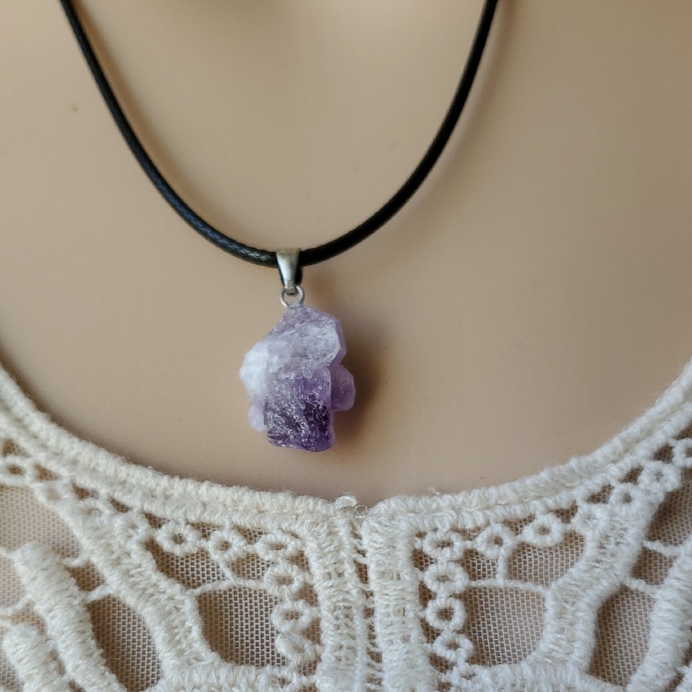 🛍️BUNDLE ONLY ITEM🛍️ Raw amethyst necklace - Picture 3 of 4